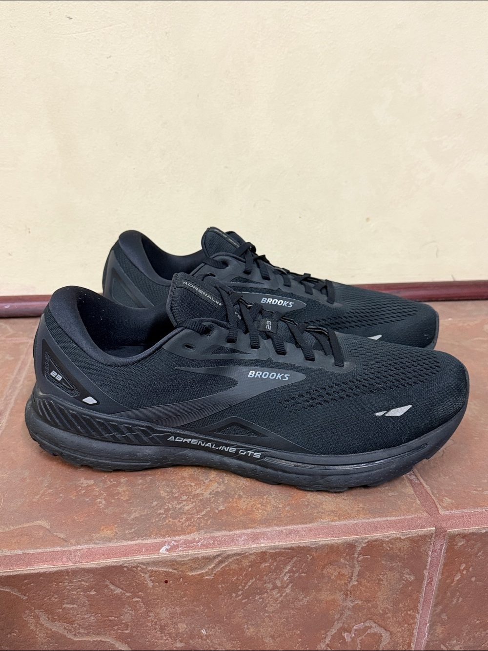 Brooks Men's Adrenaline GTS 23 Wide-Width Running Sneakers